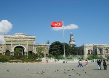 شركات وهمية تمارس الاحتيال لسرقة أموال الطلبة .. كيف تتجنبها؟