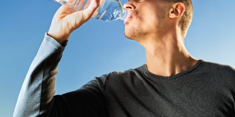 10 أيام بدون طعام .. ما رأي الطب في حمية الماء؟