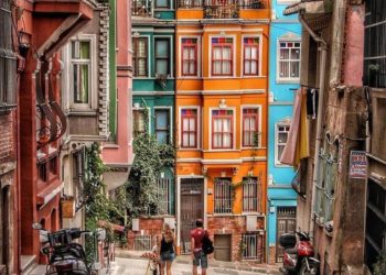 بلاط .. أحد أجمل أحياء اسطنبول وأفقرها