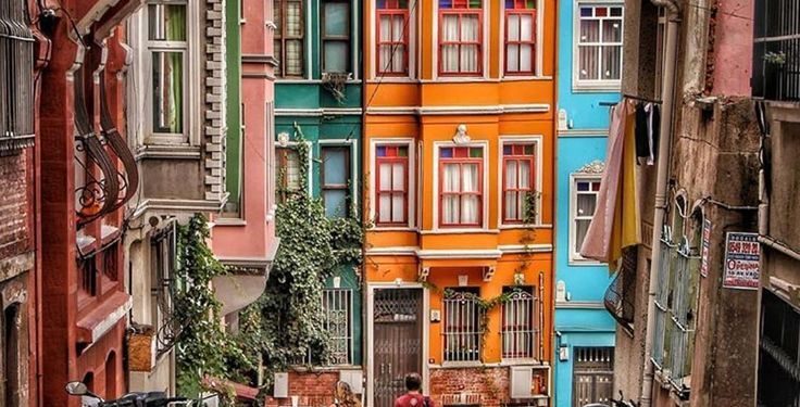 بلاط .. أحد أجمل أحياء اسطنبول وأفقرها