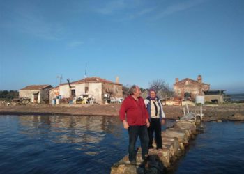 زوجان يعيشان في جزيرة بعد أن كانا في المدينة … ما السبب؟