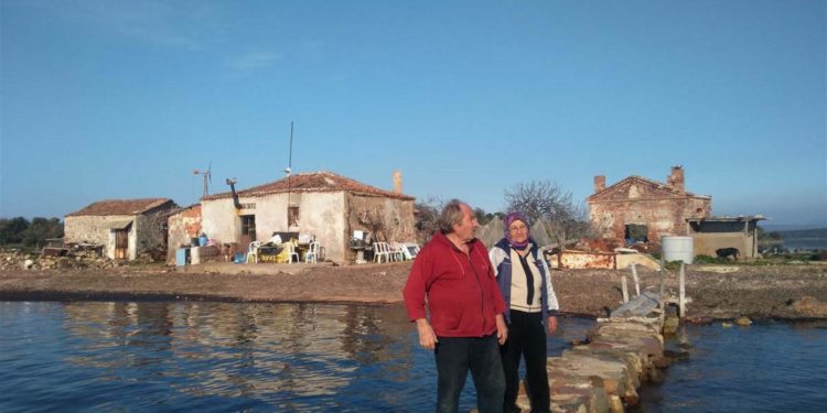 زوجان يعيشان في جزيرة بعد أن كانا في المدينة … ما السبب؟