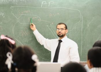 في اليوم العالمي لرسل العلم.. ظروف مزرية تحاصر المعلم العربي والهجرة هي الحل