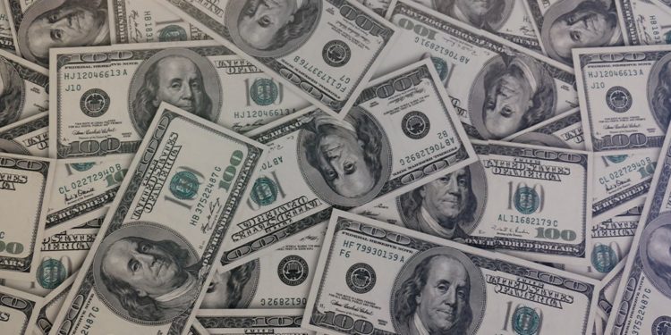 الدولار يهبط إلى دون 7 ليرات تركية لأول مرة منذ 6 أشهر