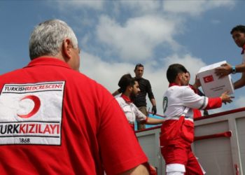 الهلال الأحمر التركي يقوم بتوزيع مساعدات إنسانية على 50 يتيما في الخرطوم