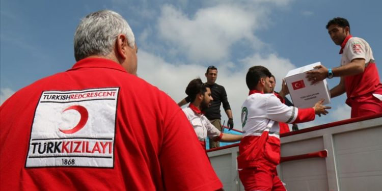 الهلال الأحمر التركي يقوم بتوزيع مساعدات إنسانية على 50 يتيما في الخرطوم