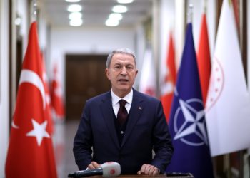 وزير الدفاع التركي يؤكد أهمية تضامن دول الناتو في مكافحة الإرهاب