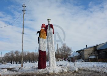 “عريس وعروس” من الثلج في تركيا بطول 5 أمتار