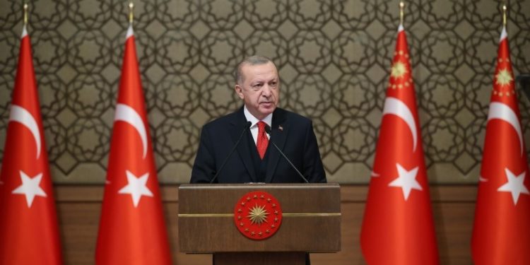 الرئيس أردوغان يعتمد أوراق سفراء أربع دول في تركيا