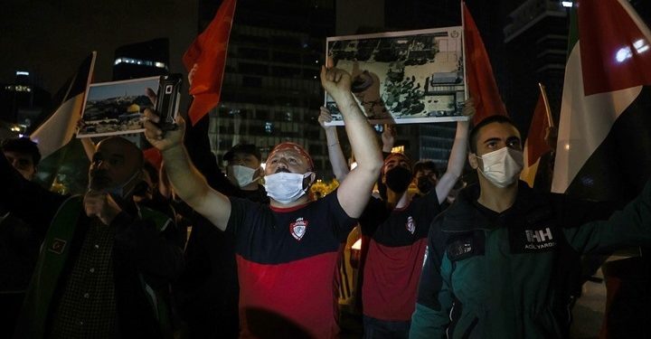 آلاف الأتراك والعرب ينظمون احتجاجات واسعة أمام سفارة الاحتلال بإسطنبول