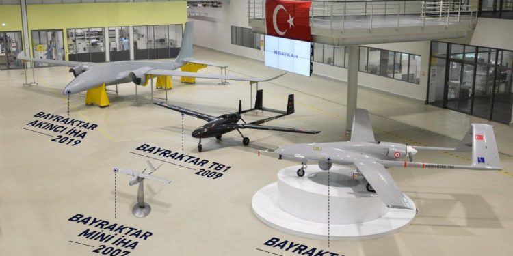 طائرات بايراكتار الهجومية تشارك في مناورات كبيرة بأذربيجان