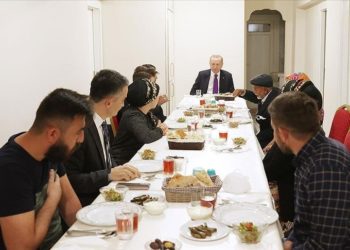 الرئيس  أردوغان يتناول الإفطار مع أسرة تركية