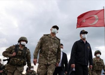 وزير الدفاع التركي يزور قيادة عمليات مخلب البرق والصاعقة