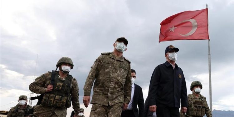 وزير الدفاع التركي يزور قيادة عمليات مخلب البرق والصاعقة