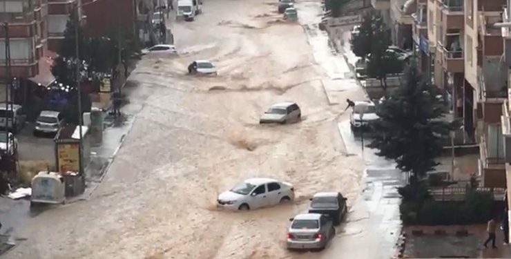 العاصمة أنقرة تشهد فيضانات عارمة ( صور)