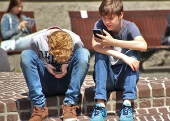 مخترع كوري يبتكر “عينا ثالثة” لمدمني الهواتف