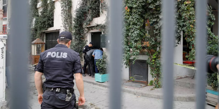 شاهد.. تركي ينصب فخاً لرجل تحرش بزوجته (فيديو)