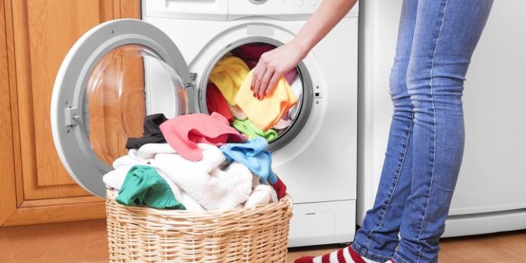 شاهد.. الاختراع الذي يغنينا عن الغسالات.. أقمشة وملابس تنظف نفسها بنفسها