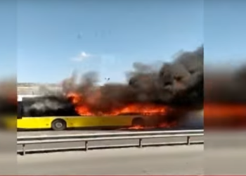 بالفيديو: شاهد اشتعال النيران في حافلة عامة بولاية إسطنبول