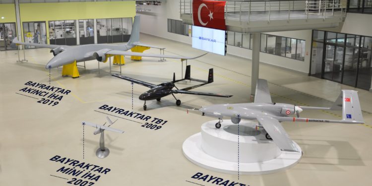 لأول مرة أوكرانيا تهدد باستخدام طائرات تركيا المسيرة ضد روسيا