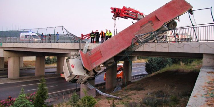 شاهد..صور لسائق شاحنة وهو معلق بين السماء والأرض في كوجالي