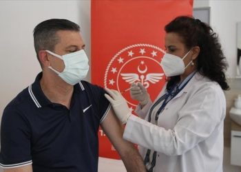 تركيا تبدأ الجمعة بتطعيم فئات مهنية جديدة بلقاح كورونا