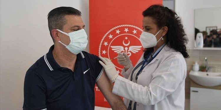 تركيا تبدأ الجمعة بتطعيم فئات مهنية جديدة بلقاح كورونا