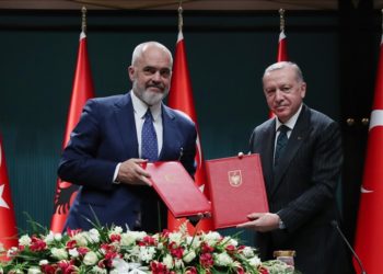 تركيا وألبانيا تعاون دفاعي واقتصادي كبير بعد بولندا ألبانيا تشتري طائرات بايراكتار