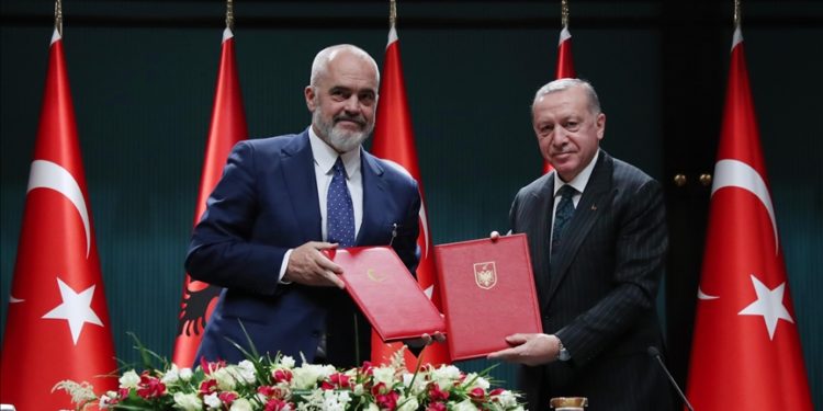 تركيا وألبانيا تعاون دفاعي واقتصادي كبير بعد بولندا ألبانيا تشتري طائرات بايراكتار