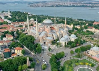 “السلطان أحمد” بإسطنبول.. تدفق الزائرين أول ثمار السياح