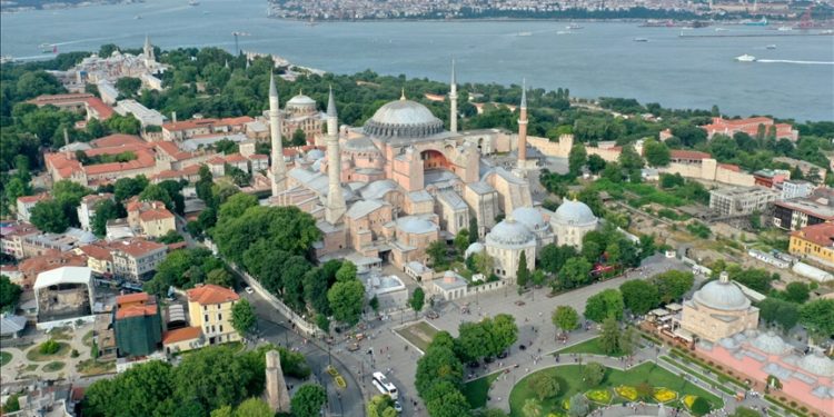 “السلطان أحمد” بإسطنبول.. تدفق الزائرين أول ثمار السياح