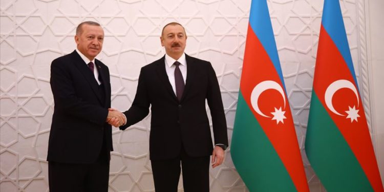 الرئيس الأذربيجاني يعزي أردوغان بضحايا حرائق الغابات