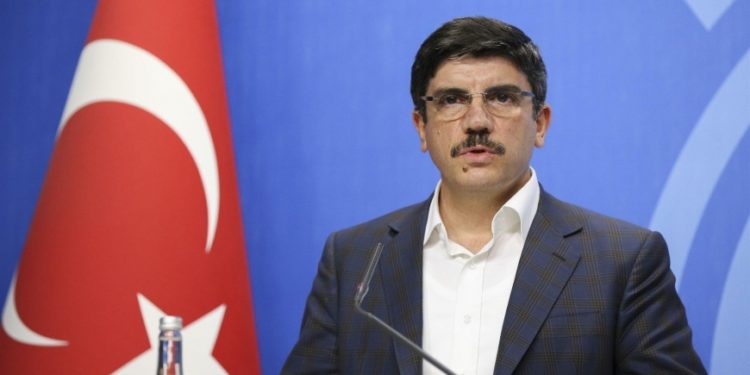 مستشار الرئيس التركي يفند معلومات مضللة حول اللاجئين السوريين في بلاده