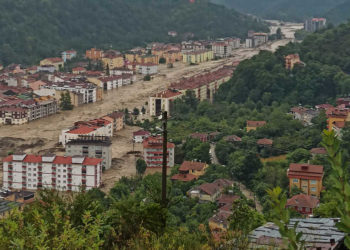 مساندة جوية للبحث عن ناجين من فيضانات الشمال التركي