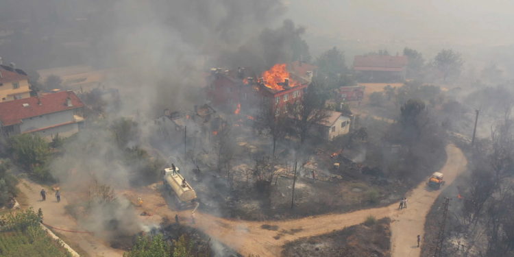 تركيا.. السيطرة على 297 حريقا في 16 يوما