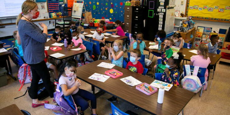 الصحة العالمية تدعو لمنح المعلمين أولوية بأخذ اللقاح