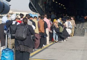 تشاووش أوغلو: أجلينا 1061 مواطنا تركيا من أفغانستان حتى اليوم