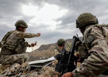 استسلام اثنين من إرهابيي “بي كا كا” لقوات الأمن التركية