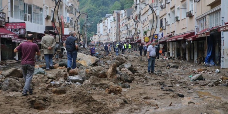 مصرع 4 أشخاص جراء فيضانات شمالي تركيا