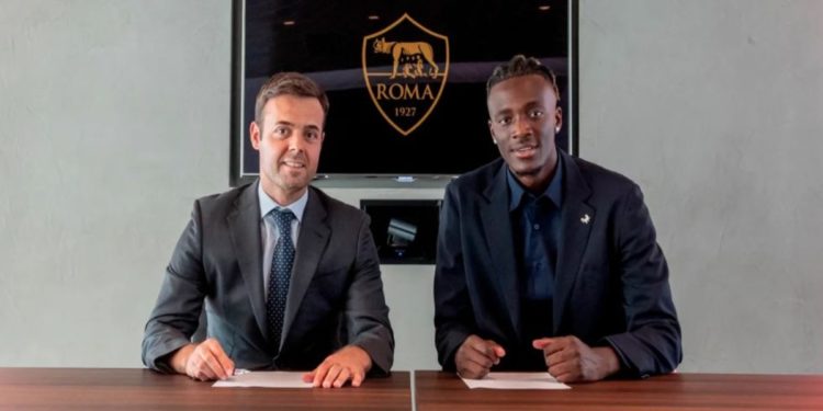 روما يتعاقد رسميا مع مهاجم تشيلسي أبراهام