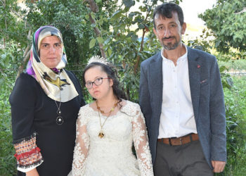 فتاة تركية مصابة بمتلازمة داون تحقق حلم ارتداء فستان زفاف