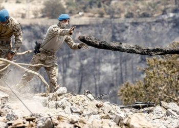 “الكوماندوز التركي” يساهم في مساعدة متضرري حرائق الغابات