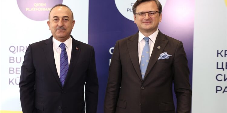 تشاووش أوغلو: لم ولن نعترف باحتلال القرم مطلقا