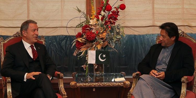 تركيا وباكستان تبحثان التعاون في الصناعات الدفاعية