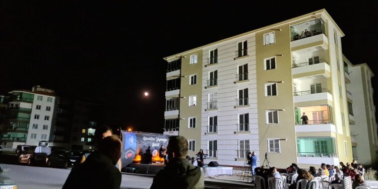 مغني تركي يحيي حفلا من شرفة منزله ما السبب ؟