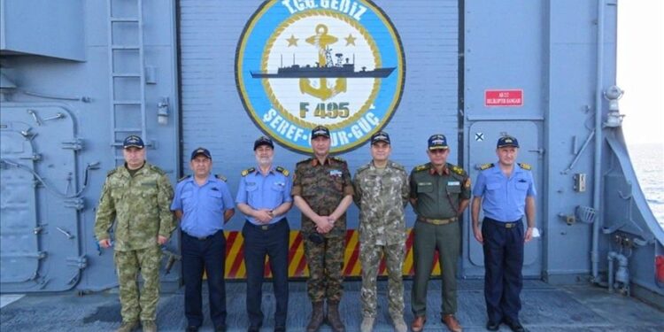 رئيس الأركان الليبي يزور فرقاطة تركية قبالة سواحل بلاده