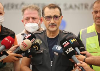 تركيا.. وزير الطاقة يتفقد محطة حرارية اقتربت منها الحرائق