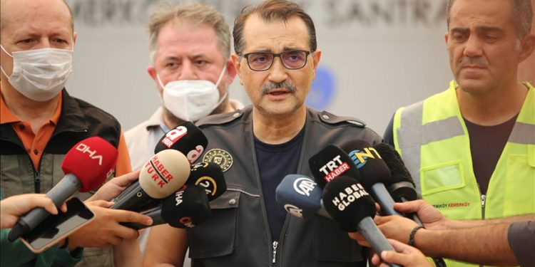 تركيا.. وزير الطاقة يتفقد محطة حرارية اقتربت منها الحرائق