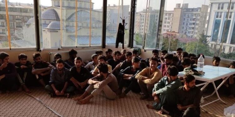 “وان” التركية.. ضبط 26 مهاجرا غير نظامي في فندق