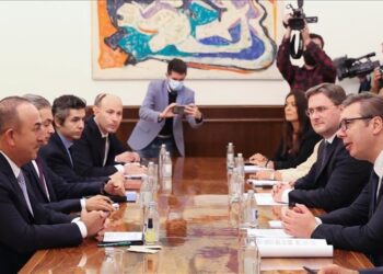 تشاووش أوغلو يلتقي الرئيس الصربي في العاصمة بلغراد